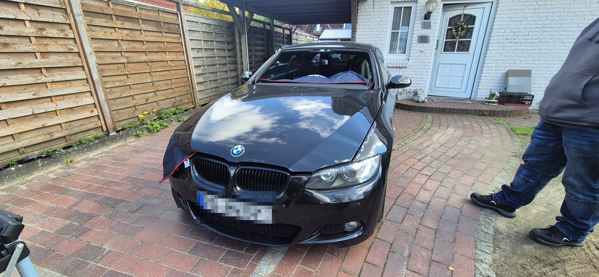 BMW mit beschädigter Windschutzscheibe, Frontansicht