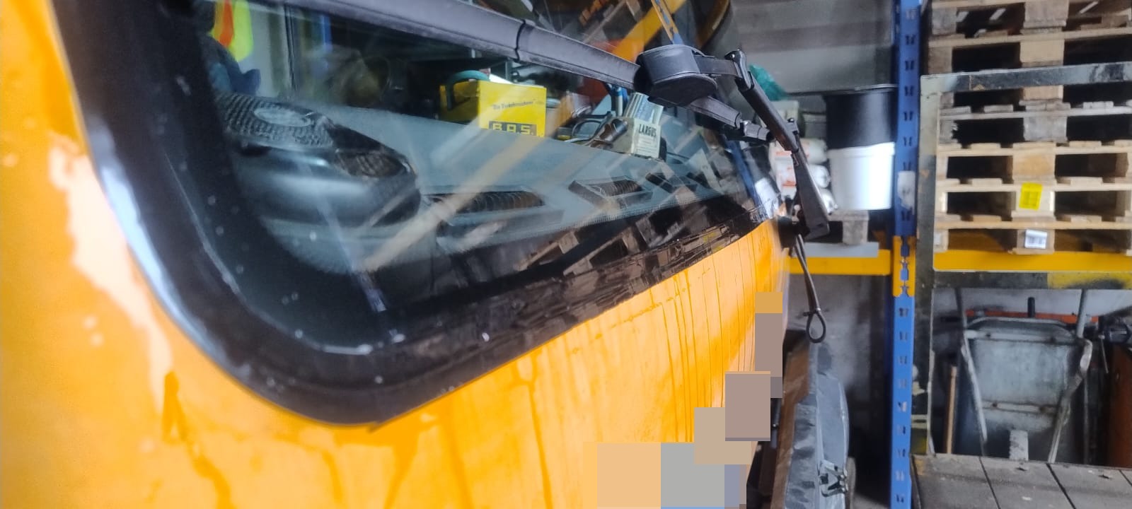 Fahrerhaus einer Baumaschine mit neuer Frontscheibe