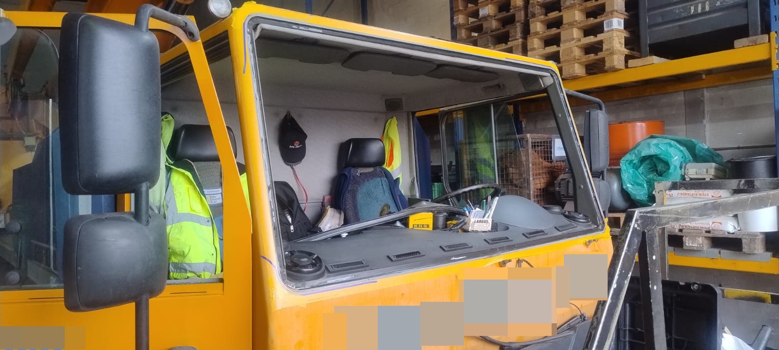 Fahrerhaus einer Baumaschine ohne Frontscheibe