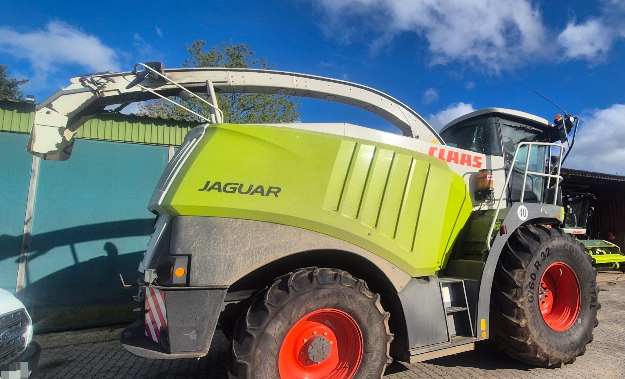 Claas Jaguar Feldhäcksler auf Parkplatz