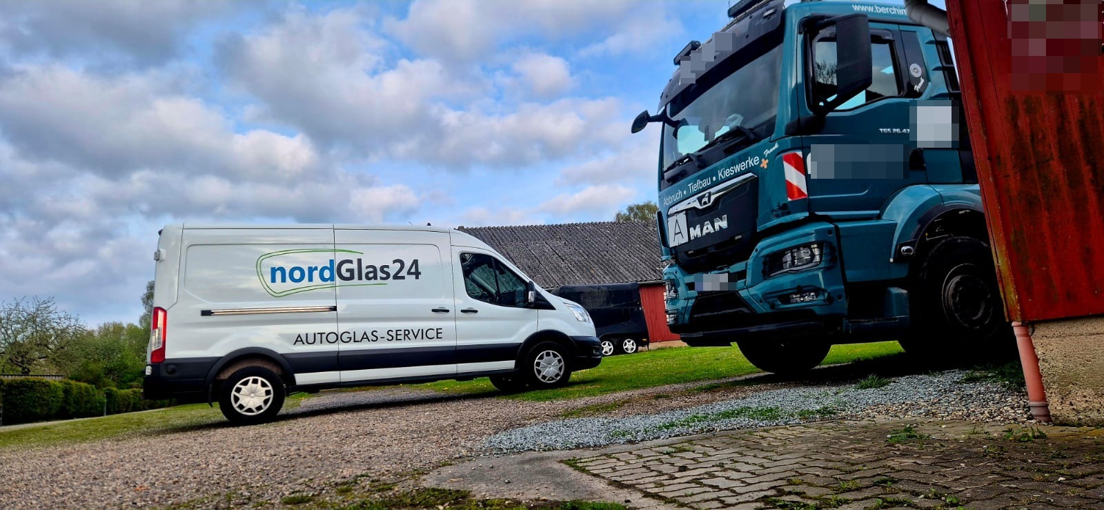 NordGlas24-Transporter und LKW vor Ort beim Kunden
