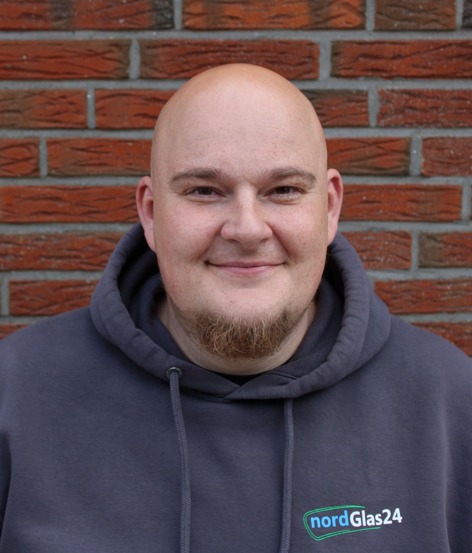 Philipp Oetken – Fahrzeugglaser und Gesellschafter bei nordGlas24, spezialisiert auf Front-, Seiten- und Heckscheibenreparatur